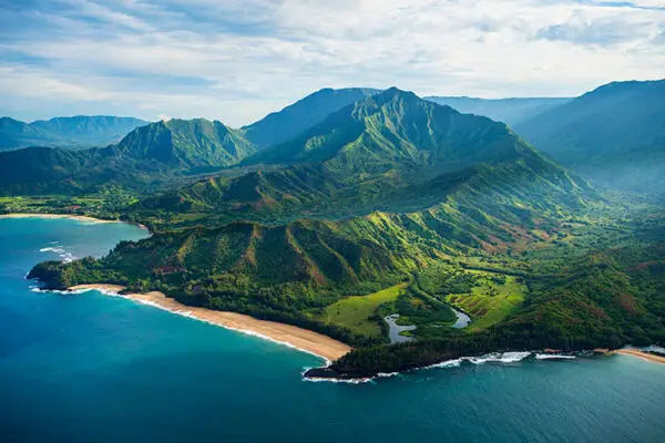 Hawaii'nin doğal güzellikleri ve yemyeşil atmosferini gözler önüne seren bu havadan görünüm, yüksek dağları, tropikal ormanları, altın kumlu plajları ve turkuaz sularıyla doğaseverlere dingin bir kaçış sunuyor.