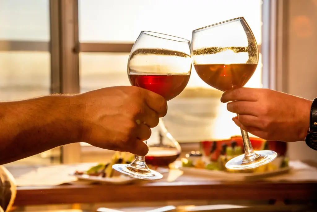 İstanbul’da bir meyhanede rakı eşliğinde meze ve balık servisi.