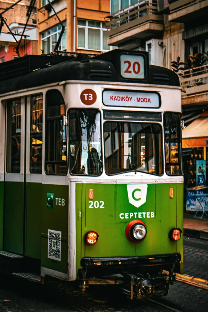 İstanbul’un nostaljik Kadıköy-Moda tramvayı, renkli sokaklar arasında yol alırken ön cepheden görüntülenmiş.