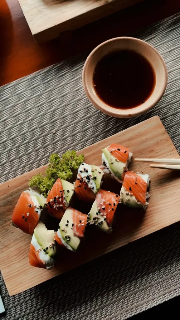 Somon, avokado ve yosunla hazırlanmış çeşitli sushi tabağı.