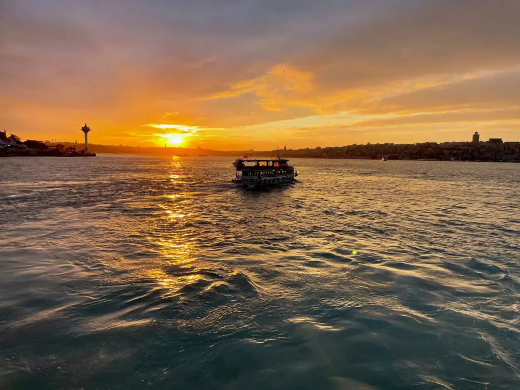 İstanbul Boğazı’nda gün batımında ilerleyen vapur manzarası.