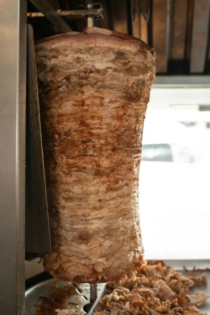 Dikey şişte pişen klasik Türk döner eti yakın çekim.