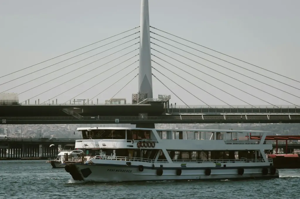 İstanbul Galata Köprüsü önünde seyreden şehir vapuru.