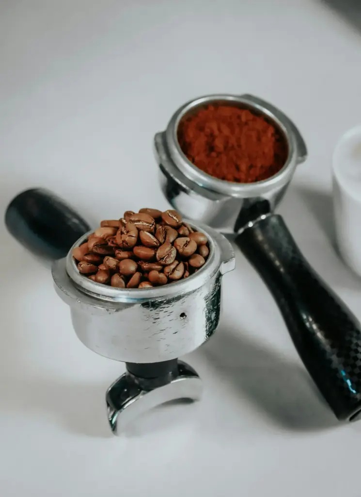 Espresso portafiltrelerinde çekirdek ve öğütülmüş kahve.