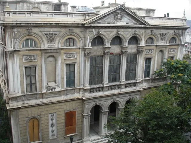Pera Palace Oteli’nin tarihi cephesi; Agatha Christie’den ilham alan Agatha Restaurant’a ev sahipliği yapan, romantik atmosferi ve zarif mimarisiyle dikkat çeken ikonik bina.