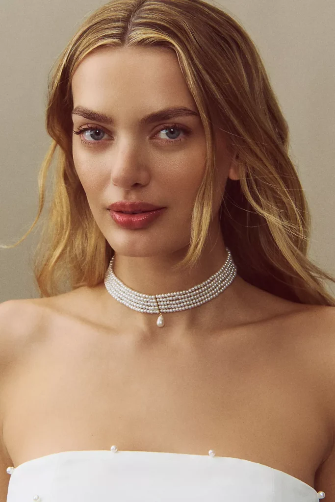 Vintage esintili, taş işlemeli Anthropologie kolye; romantik ve bohem gelin stilleri için ideal bir aksesuar.