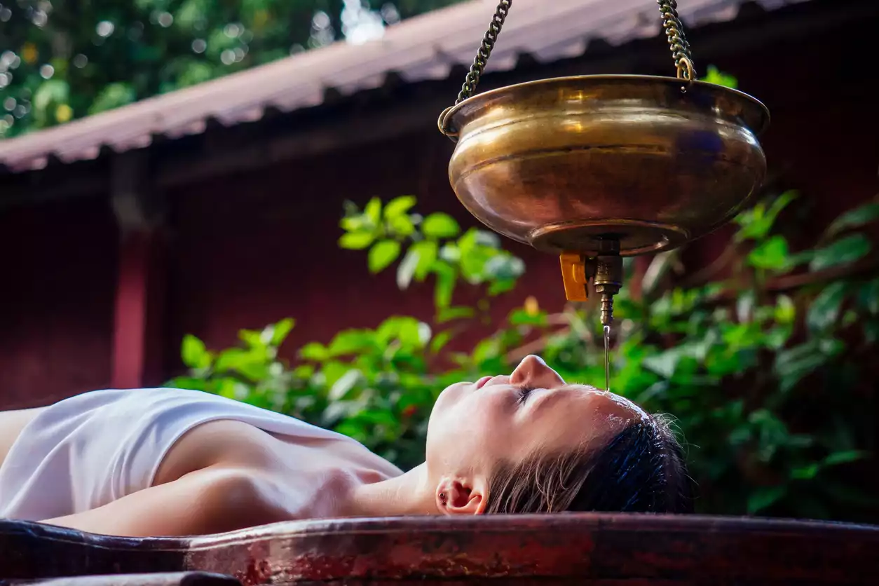 Holistik (Bütünleyici) Yaklaşım, temelini geleneksel Çin tıbbı ve Ayurveda’dan alan bu anlayış, bireyi çalıştığı işten aile düzenine, ruh halinden yaşam çevresine kadar tüm dinamikleriyle değerlendirir.