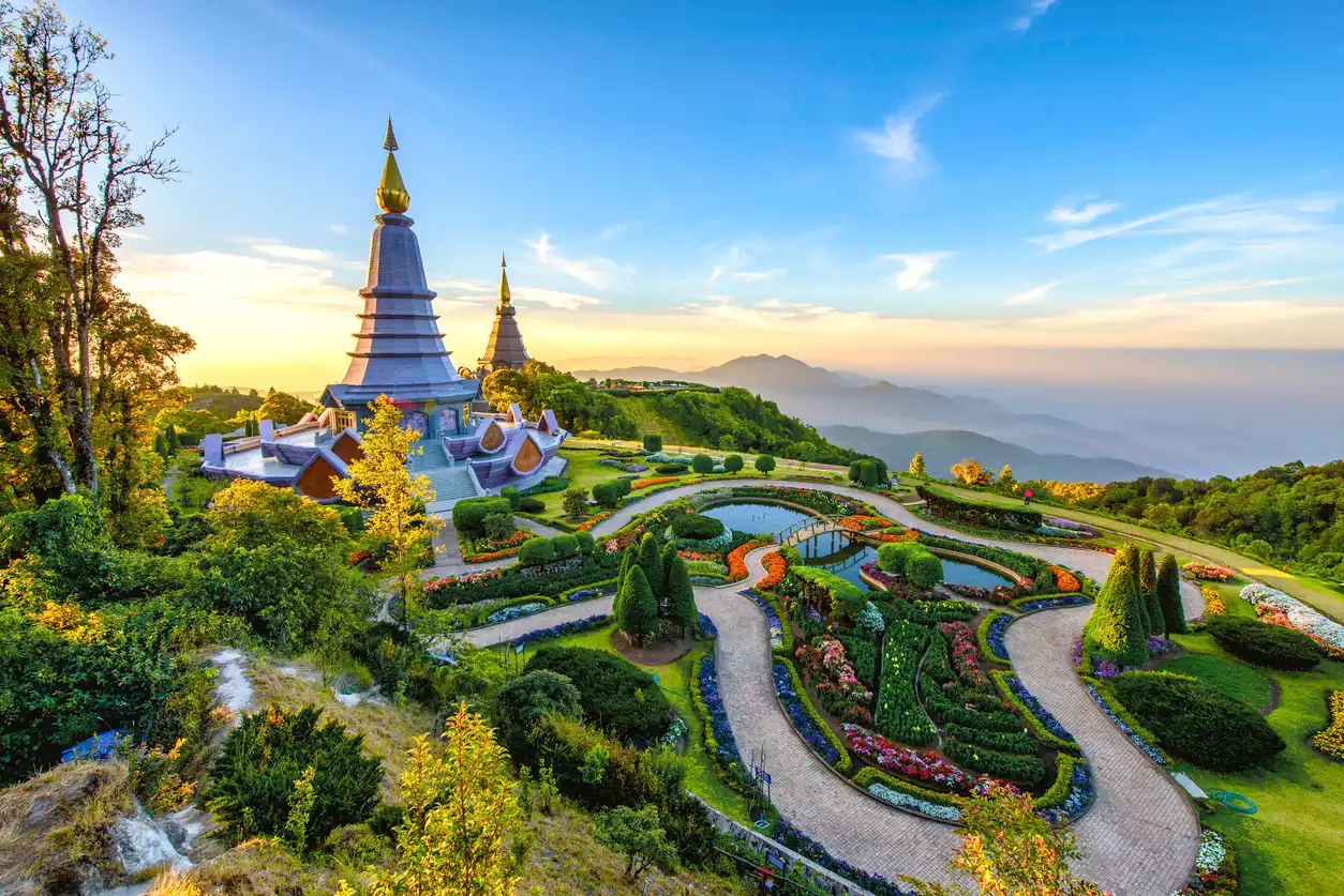 Tayland, Tapınakları ve çiçekli bahçeleri.