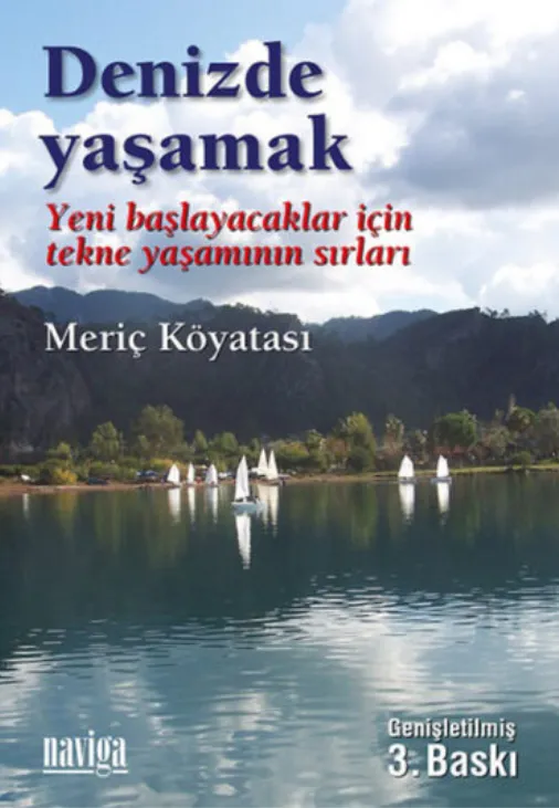 Meriç Köyatası'nın üçüncü genişletilmiş baskısı yapılan Denizde Yaşamak adlı kitabının kapağında, Yeni başlayacaklar için tekne yaşamının sırlarını anlatan başlığın altında, bulutlu gökyüzü ve yeşil dağlarla çevrili sakin bir koyda suya yansıyan yelkenliler mavi yolculuk ve deniz hayatının huzurunu vurguluyor.
