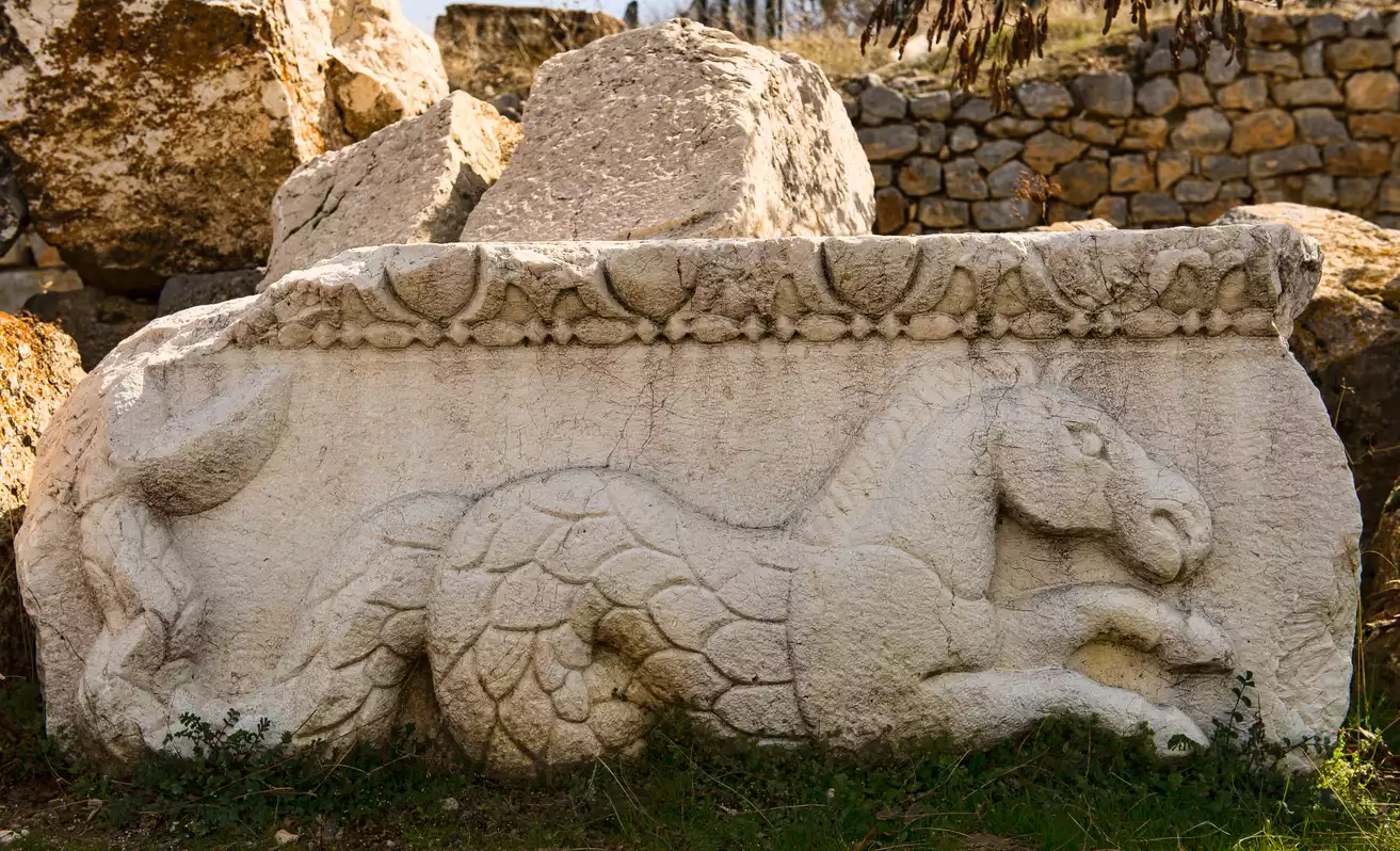 Antik Antiocheia'nın zengin tarihini ve mitolojik öykülerini yansıtan, üzerinde at başlı ve balık kuyruklu bir deniz atı kabartması bulunan, yemyeşil otlar arasında duran yıpranmış antik bir taş bloğu, Antakya'yı ziyaret etmek için pek çok tarihi nedenden birini vurguluyor.