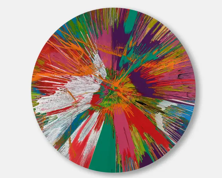 Damien Hirst’ün “Spin Painting” serisine ait renk patlamalarıyla dolu dairesel tablo – rastlantı, hız ve kontrolsüz yaratıcılık üzerine bir deney.