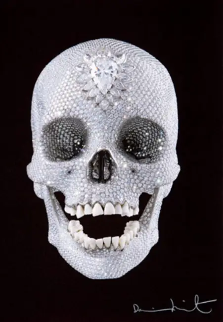 Damien Hirst’ün “For the Love of God” adlı eseri – 8.600 elmasla kaplı gerçek bir insan kafatası, ölüm temasına görkemli ve tartışmalı bir bakış.