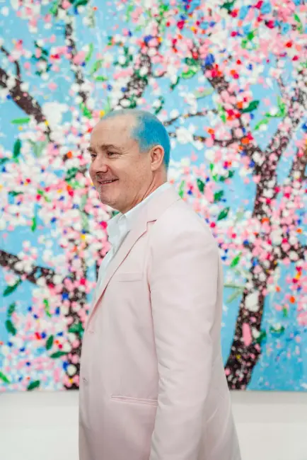 Damien Hirst, kiraz çiçekleri temalı yeni sergisinde – geleneksel doğa estetiğini soyut ekspresyonizmle buluşturan pastel tonlu bir atmosfer içinde.