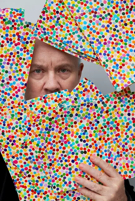 Damien Hirst, elinde “Spot Painting” serisinden çalışmalarla – renk teorisi ve düzenin kaosla ilişkisini sorgulayan eserlerinden detay.