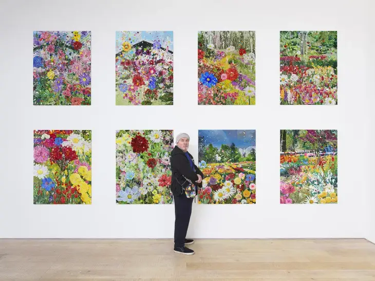 Damien Hirst, çiçek temalı dijital kolaj serisinin sergilendiği galeride – doğa, yaşam ve hafıza üzerine deneysel bir yaklaşım.