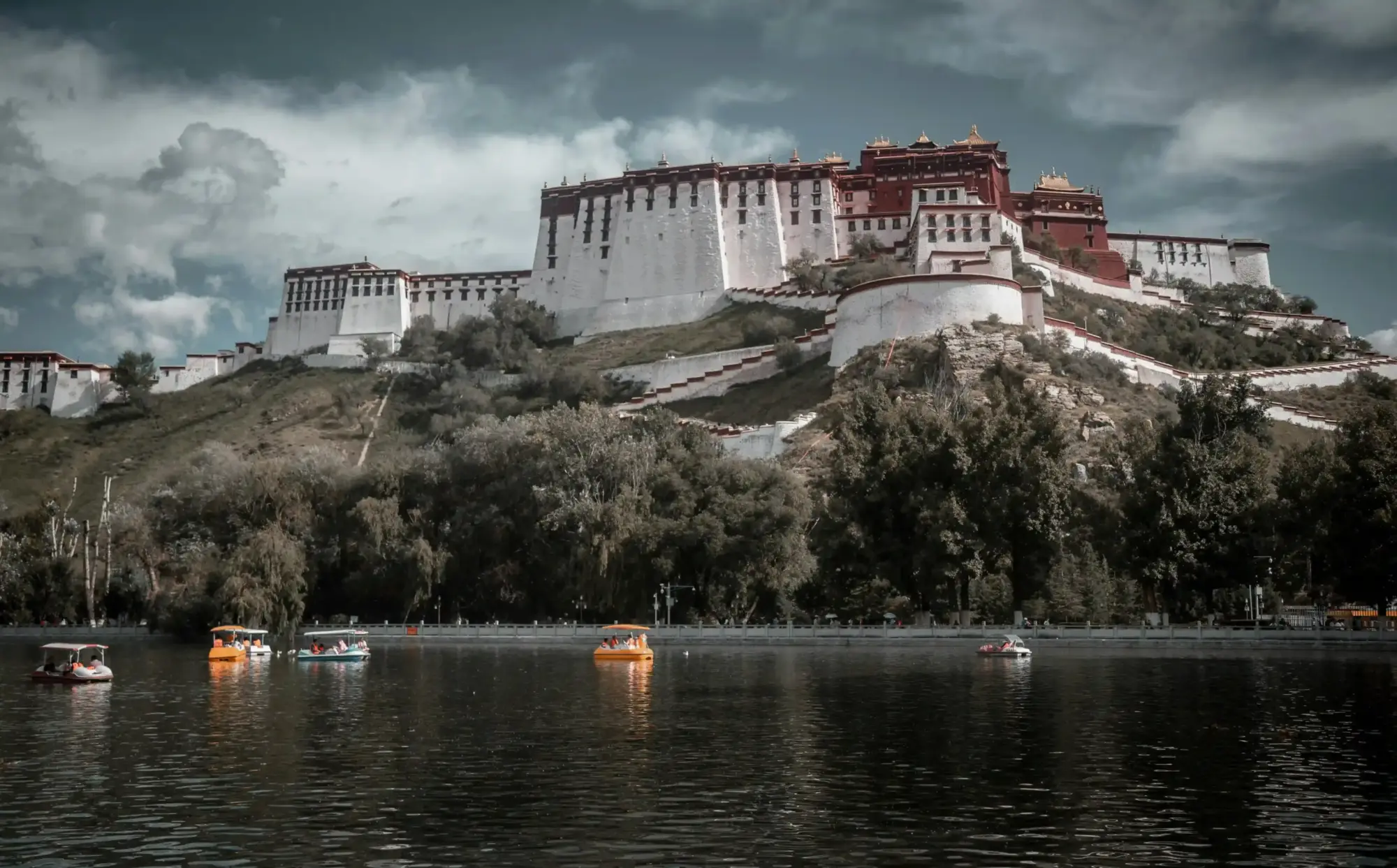 Tibet’in Lhasa kentinde yer alan Potala Sarayı’nın Himalayalar’a hâkim, anıtsal ve ruhani görünümü