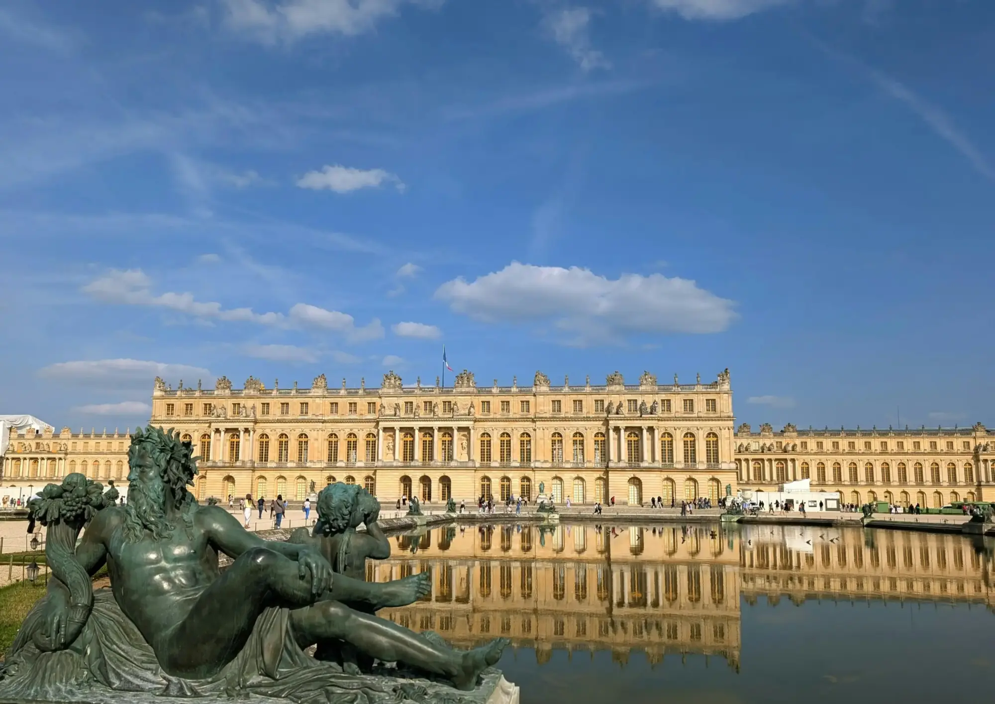 Versailles Sarayı’nın bahçeleri ve havuzları, Fransız barok mimarisinin ihtişamını yansıtan ana cephe görünümü