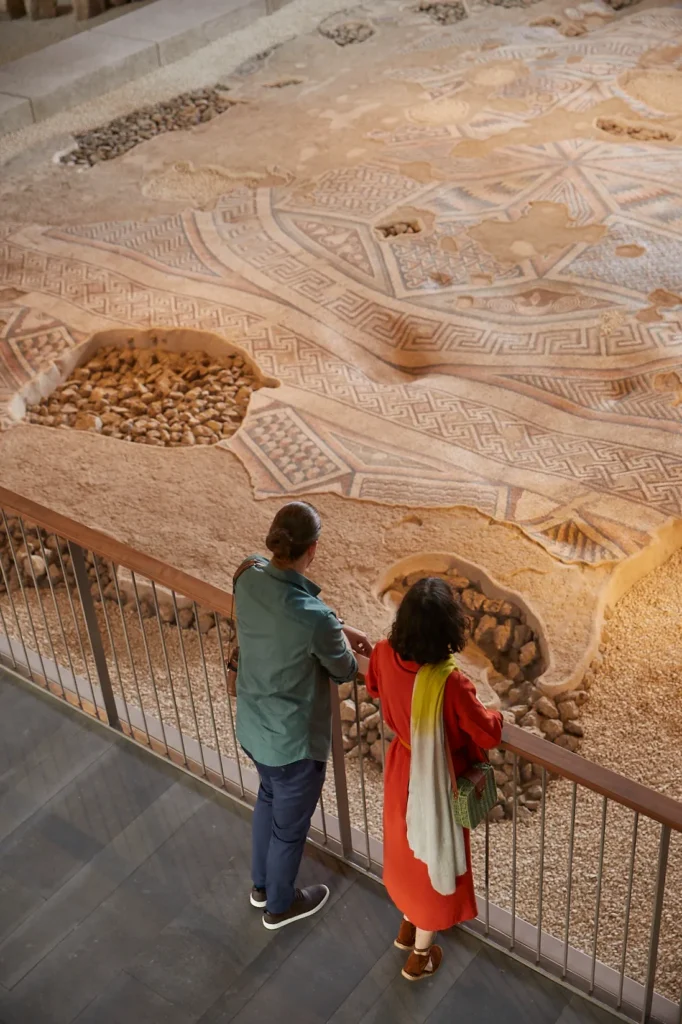 The Museum Hotel Antakya’da mozaiklere bakan turistler.