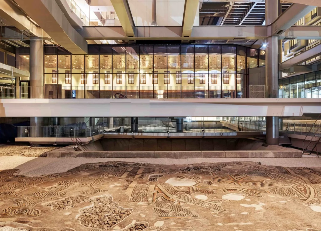 The Museum Hotel Antakya misafirlerine bir müzenin içerisinde olduklarını hatırlatan ince dokunuşlarıyla dikkati çekiyor.