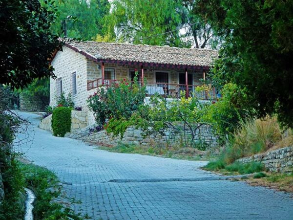 Türkiye sınırları içinde nüfusu sadece Ermenilerden oluşan tek köy olan Vakıflı, 35 hanesi ve 160 kişilik nüfusuyla küçük ama özel bir yerleşim.