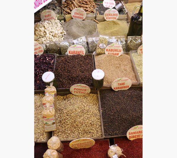 Uzun Çarşı da satılan çeşitli baharatlar.