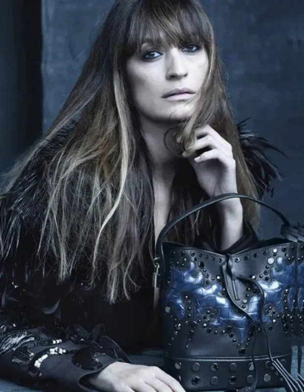 Caroline de Maigret Louis Vuitton 2014 kampanyasında – siyah deri çanta ile