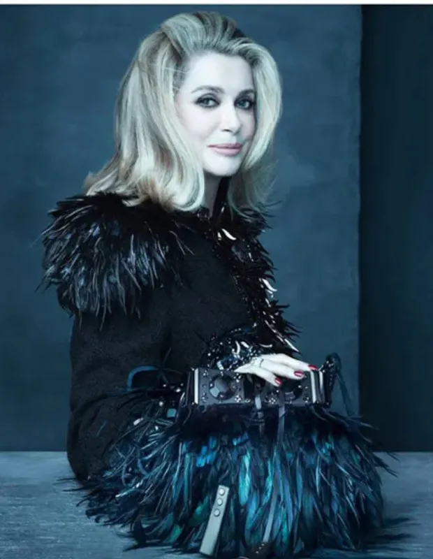 Catherine Deneuve Louis Vuitton 2014 İlkbahar/Yaz kampanyasında – tüy detaylı look