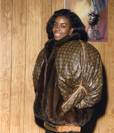 Dapper Dan’in tasarladığı Louis Vuitton logolu mont – 80’ler Harlem sokak modası
