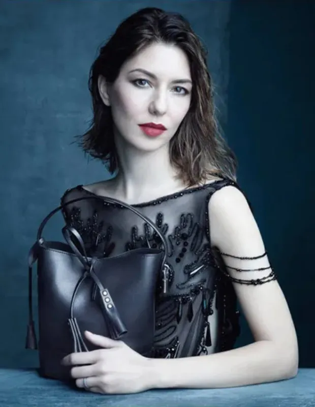Sofia Coppola Louis Vuitton kampanyasında – siyah zarif çanta ile