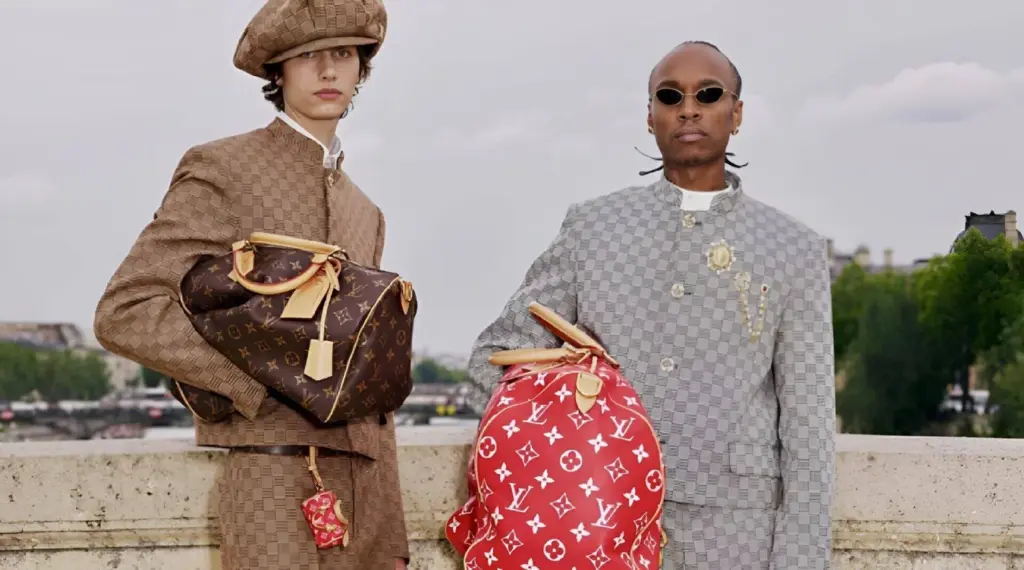 Virgil Abloh’un Louis Vuitton defilesinde gökkuşağı podyumunda tanıtılan holografik Keepall çanta
