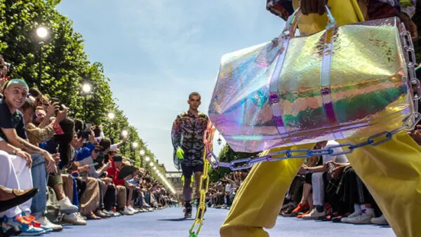 Virgil Abloh’un Louis Vuitton defilesinde gökkuşağı podyumunda tanıtılan holografik Keepall çanta