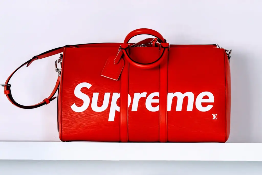 Louis Vuitton x Supreme kırmızı deri seyahat çantası 