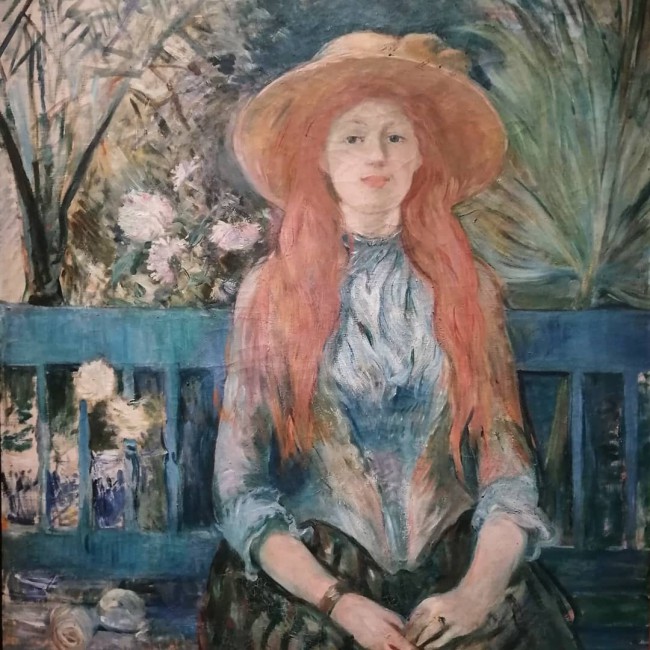 Empresyonizm akımının öncü kadın sanatçılarından Berthe Morisot'nun Işığın ve Anın Peşinde temasına uygun bu tablosunda, açık renkli hasır şapkası ve kırmızımsı saçlarıyla bir genç kadın, arka plandaki yeşil bitkiler ve beyaz çiçeklerle dolu, açık mavi bir bankta sakin bir anı yakalamışçasına oturuyor.