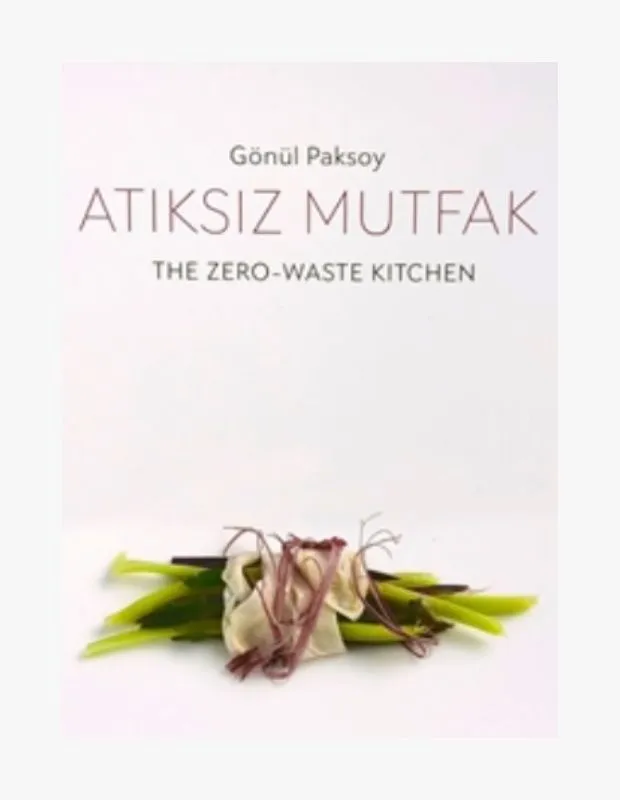Atıksız Mutfak kitabı kapağı: Beyaz fonda, yeşil sebze sapları ve kumaşla sarılmış zero-waste mutfak sunumu.