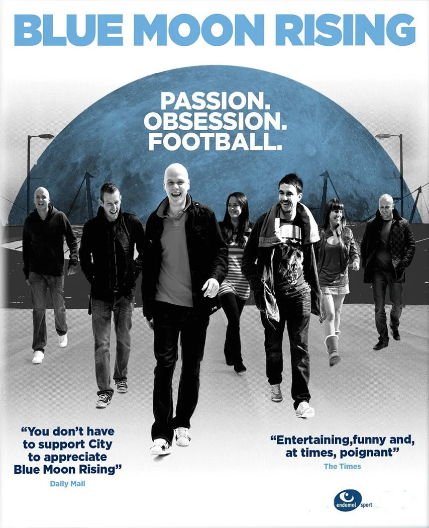 Blue Moon Rising belgesel afişi, Manchester City taraftarlarının yürüdüğü mavi tonlu tasarım