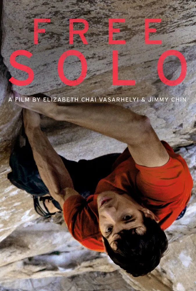 Free Solo belgesel afişi, Alex Honnold’un El Capitan kayalığında emniyetsiz tırmanış yaptığı sahne