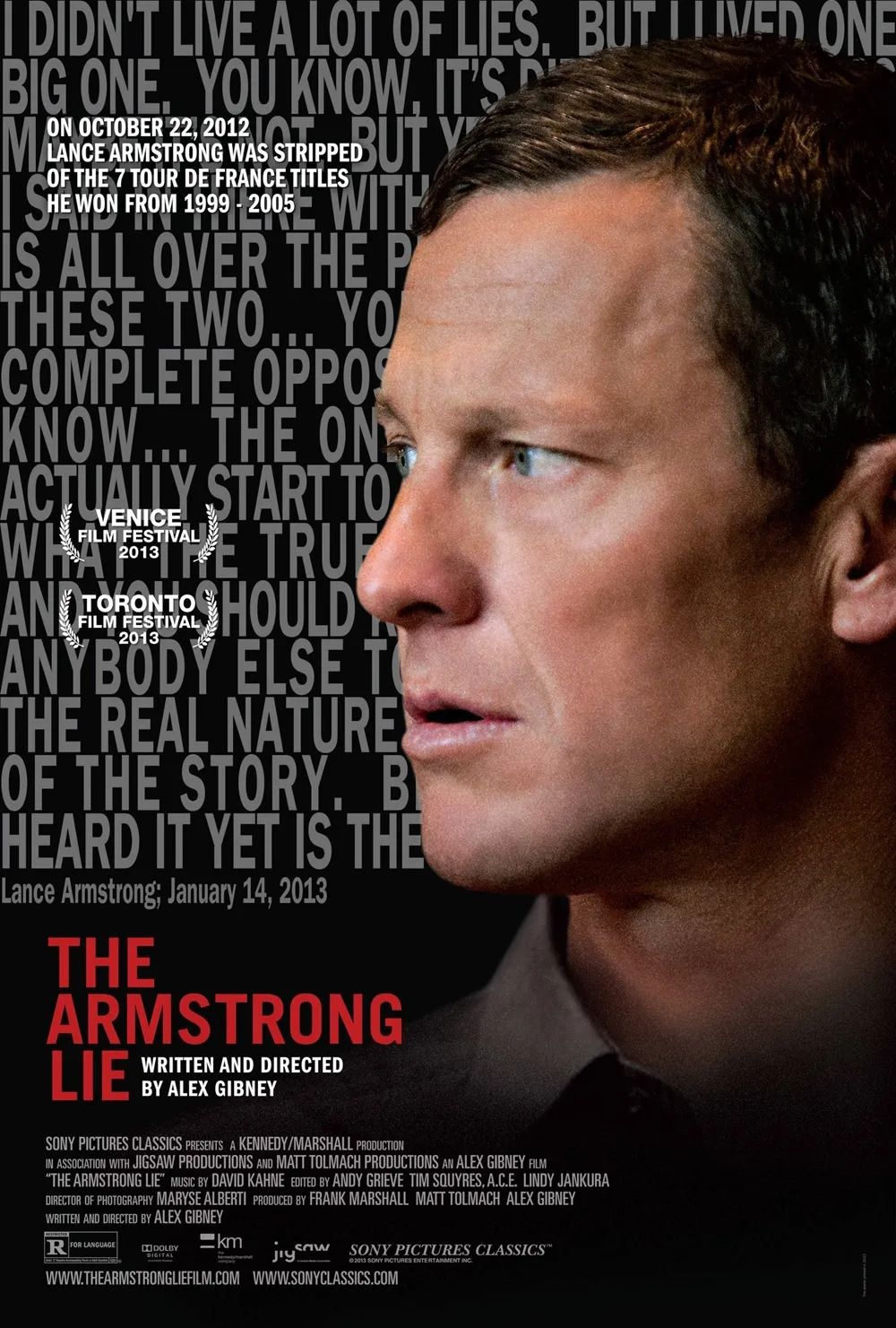 The Armstrong Lie belgesel afişi, Lance Armstrong’un yakın plan portresi ve arka planda doping itirafına dair metinler