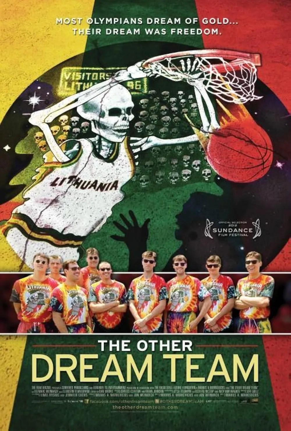 The Other Dream Team belgesel afişi, Litvanya basketbol takımı oyuncuları ve arka planda potaya smaç yapan iskelet illüstrasyonu