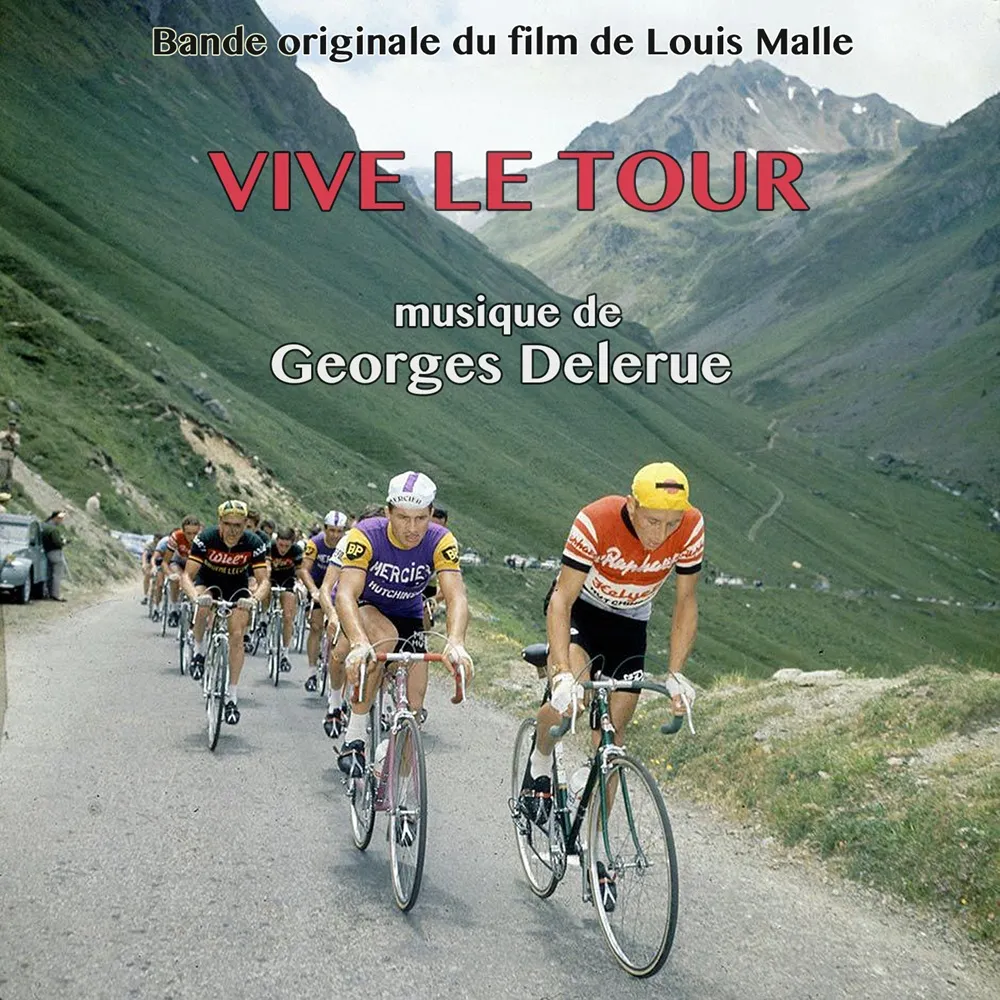 Vive Le Tour belgesel afişi, dağ etabında yarışan bisikletçilerin Tour de France sırasında çekilmiş sahnesi