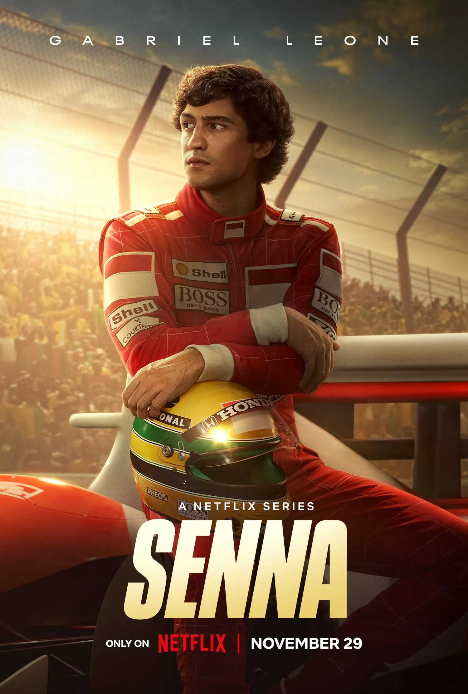 Senna Netflix dizisi afişi, kırmızı yarış tulumu içindeki genç Ayrton Senna pist kenarında kaskıyla otururken