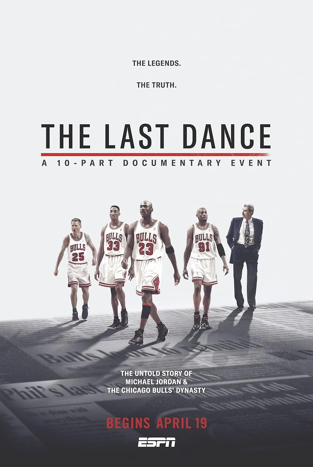 The Last Dance belgesel afişi, Michael Jordan ve Chicago Bulls oyuncularının birlikte yürüdüğü beyaz zeminli tasarım