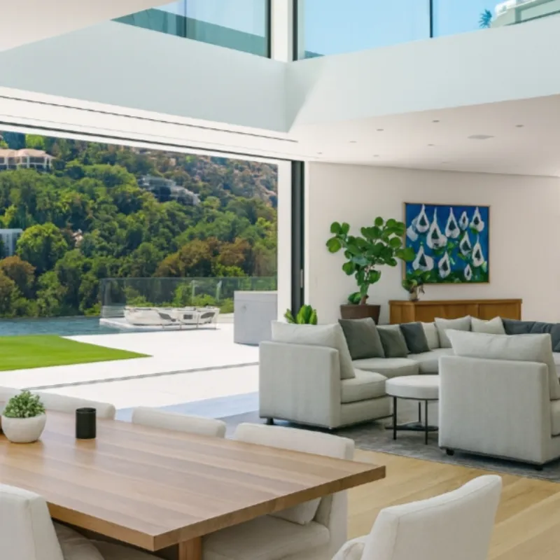 Panoramik doğa manzaralı, modern lüks villa iç mekânı ve açık plan oturma alanı