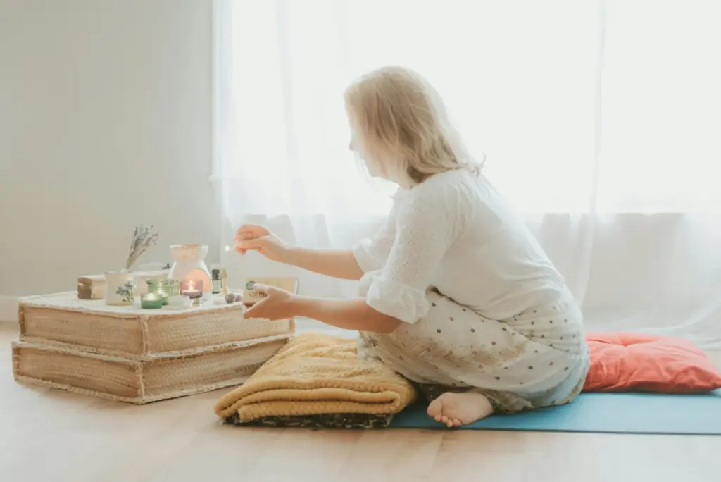 Evde meditasyon ve sabah rutini yapan kadın: zihinsel netlik ve güne odaklanma teknikleri.