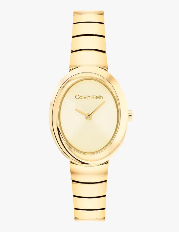 Altın tonlu Calvin Klein kadın kol saati, oval kadranlı ve metal bilezik kayışlı şık tasarım, beyaz arka plan üzerinde önden görünüm.