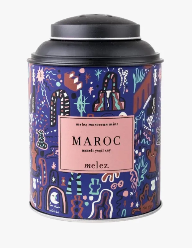 Moroccan motifleriyle süslenmiş lacivert teneke kutuda naneli yeşil çay; Melez Tea’nin MAROC koleksiyonu.