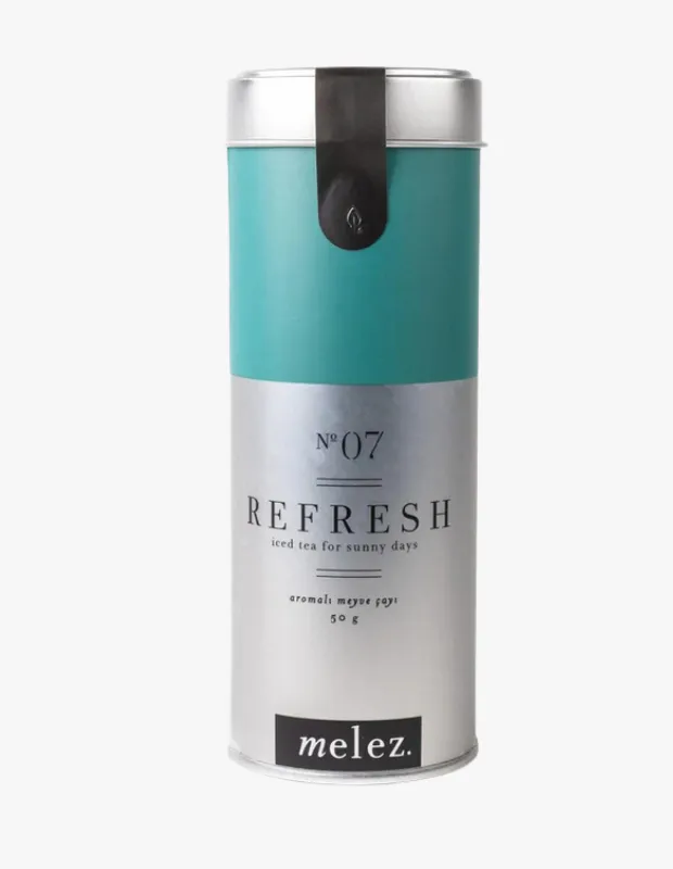 Turkuaz ve gümüş renkte, modern tasarımlı silindirik kutuda aromalı meyve çayı; Melez Tea No:07 REFRESH yaz günleri için ideal.