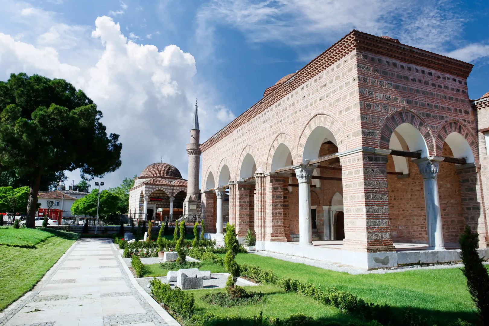 İznik'in zengin tarihini ve Osmanlı mirasını yansıtan, beyaz sütunlarla desteklenen kemerli revaklara sahip tuğla örgülü Orhan Gazi Camii ve minaresi, yemyeşil park alanıyla Türkiye road trip rotasının kültürel duraklarından birini oluşturuyor.