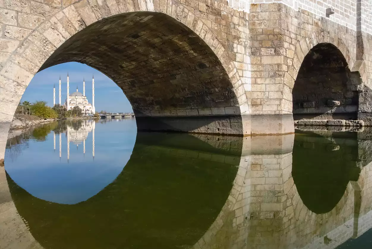 Taş Köprü, Seyhan Nehiri ve Sabancı Merkez Camii.