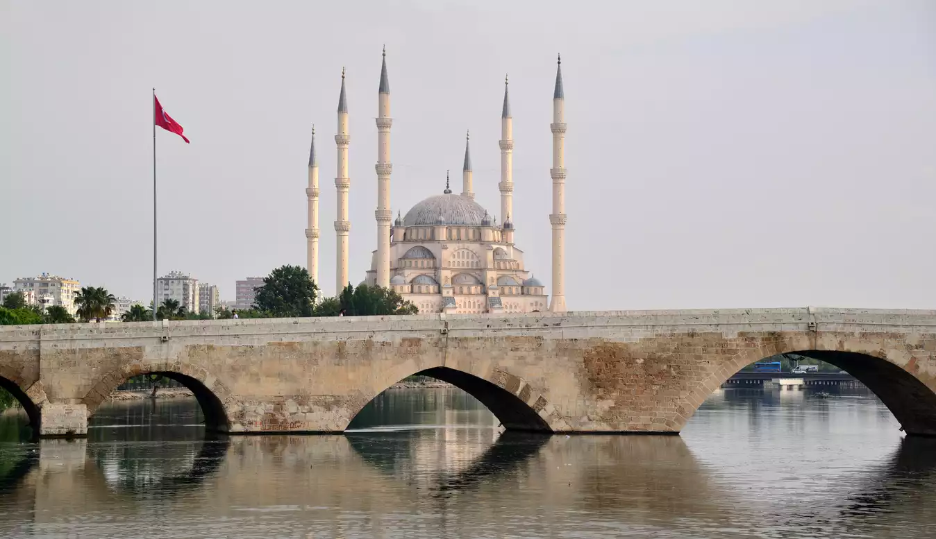 Taş Köprü'nun arkasından çıkan Sabancı Merkez Camii.