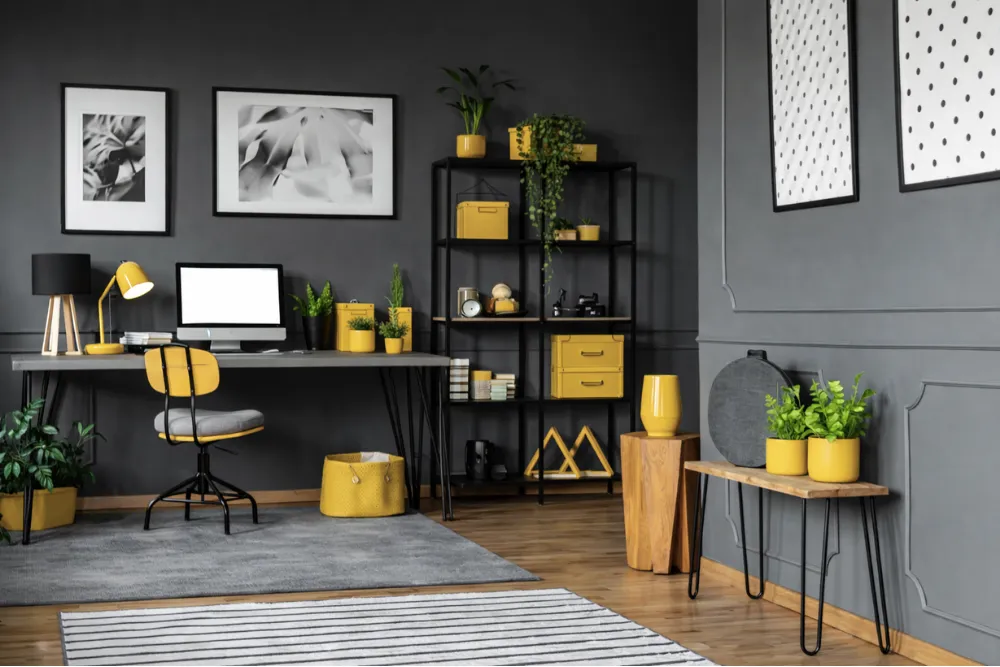 Gri sarı çalışma odası dekorasyonu; modern home office tasarımında sarı aksesuarlar ve gri masa kombinasyonu.